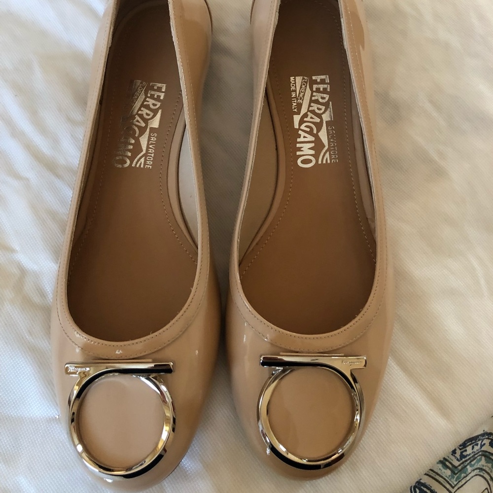 NWT Authentic Ferragamo Beige Patent Flats 8.5 C